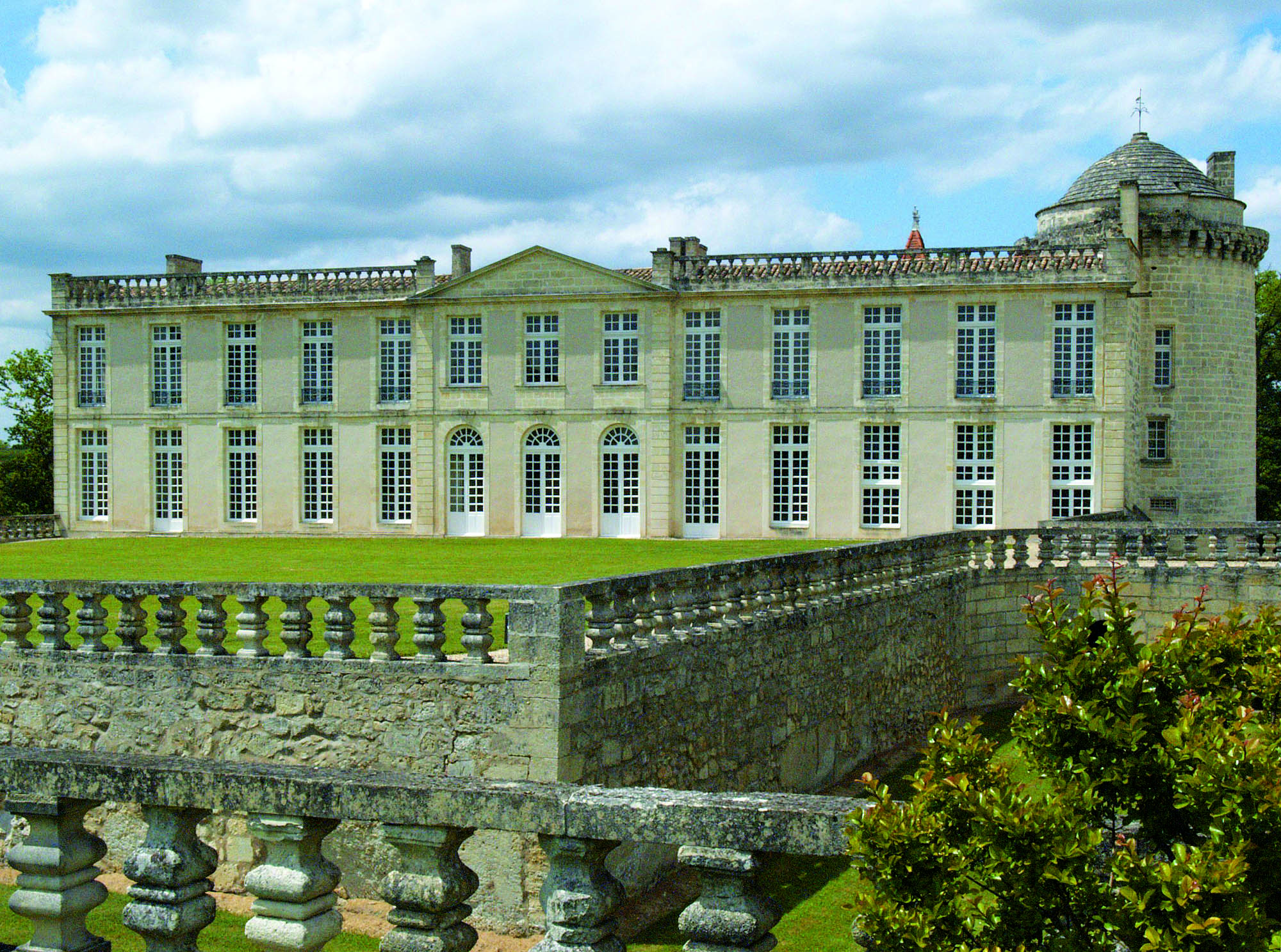 Chateau Laroque St. Emilion Bordeaux, Complete Guide